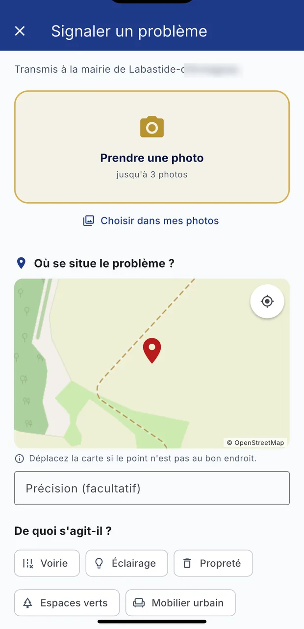 Le formulaire de signalement dans l'application : photo, carte et catégories.